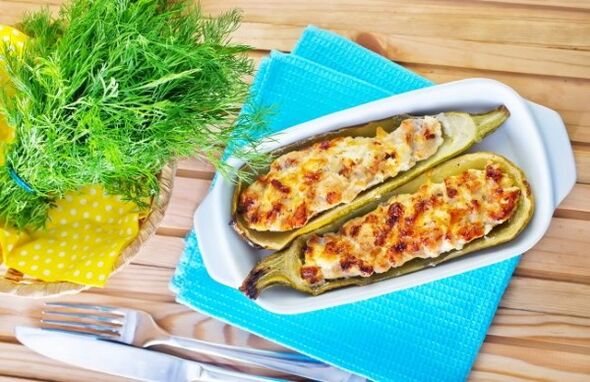 Sredozemska prehrana je bogata z zelenjavnimi jedmi, kot so bučke s feta sirom